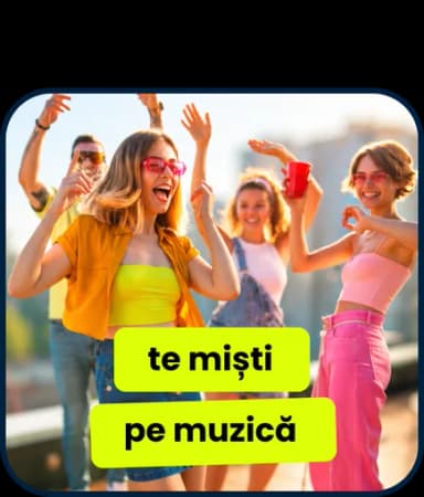 Patru prietene dansează cu mâinile ridicate: „te miști pe muzică”