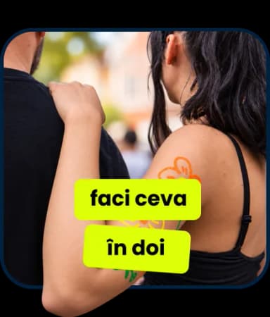 Un cuplu, aproape, cu o floare pictată pe umăr: „faci ceva în doi”